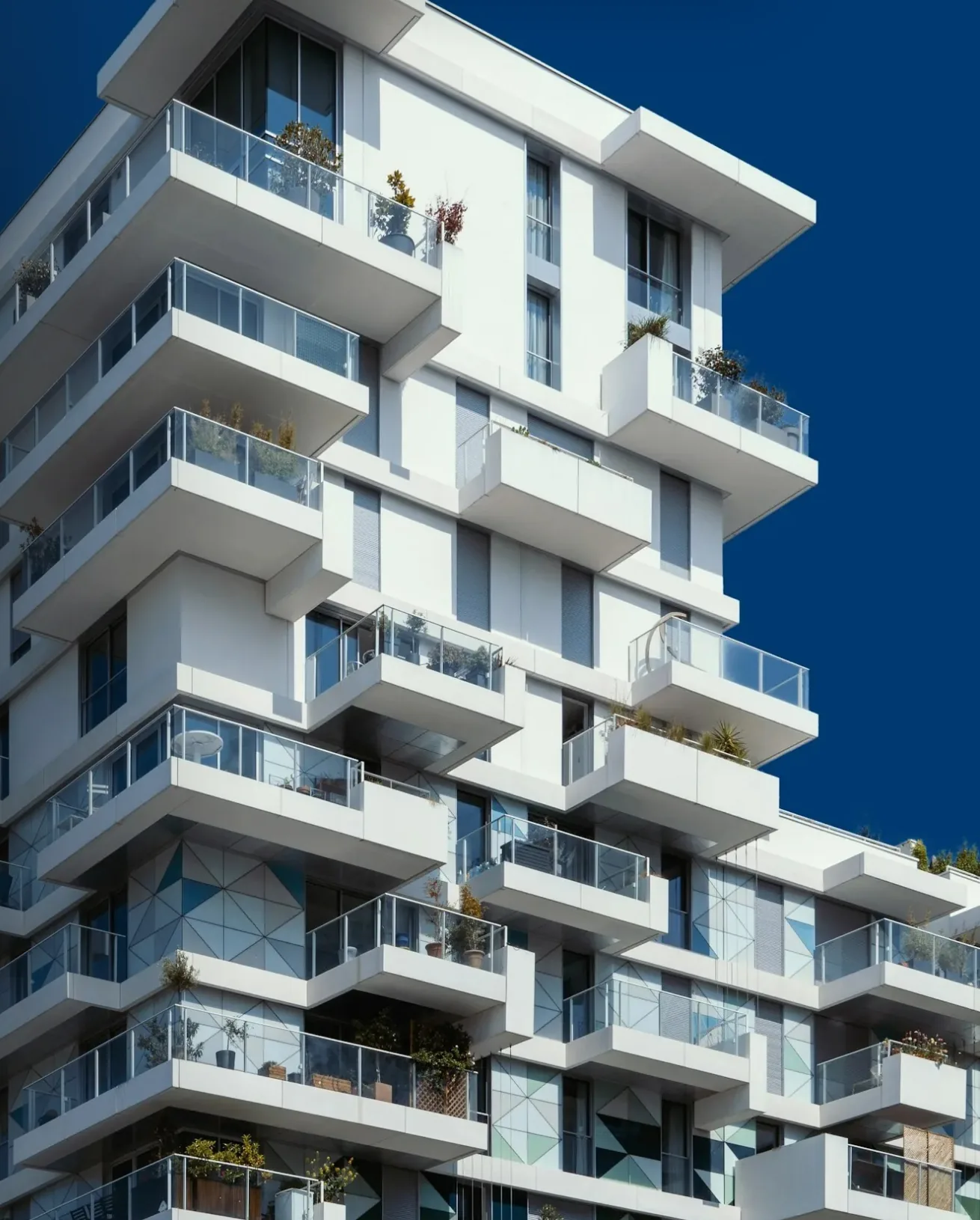 Edifício residencial moderno com varandas, contra o céu azul